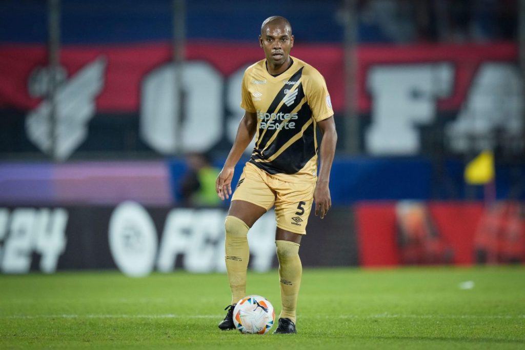 Volante Fernandinho em ação pelo Athletico-PR na Sul-Americana