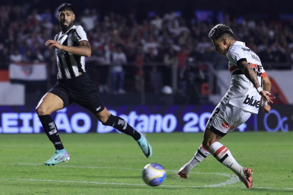 Ferreira marca o gol de empate do São Paulo com o Botafogo no Morumbis pelo Brasileiro