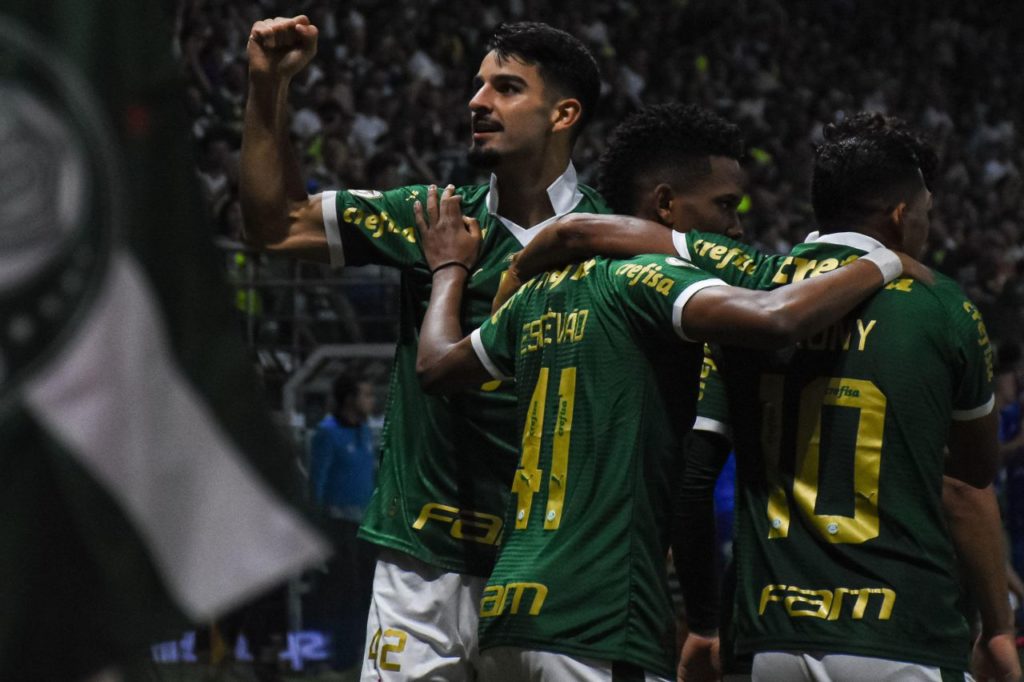 Atacante Flaco López comemora gol do Palmeiras na vitória sobre o Atlético-GO