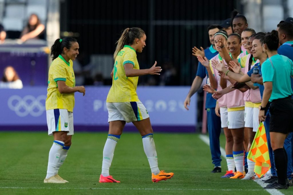 Gabi Nunes comemora com a Rainha Marta e as outras jogadoras da Seleção na vitória sobre a Nigéria nas Olimpíadas