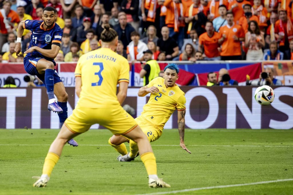 Cody Gakpo chuta para abrir o placar para a Holanda contra a Romênia na Euro 2024