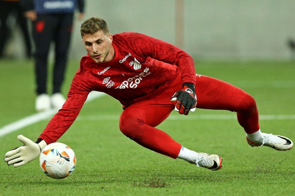 Goleiro Bento fazendo defesa em jogo do Athletico Paranaense