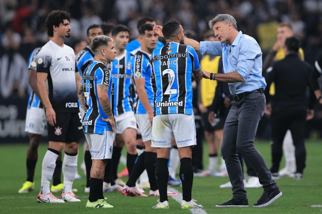 Técnico Renato Portaluppi orienta os jogadores do Grêmio em jogo contra o Corinthians