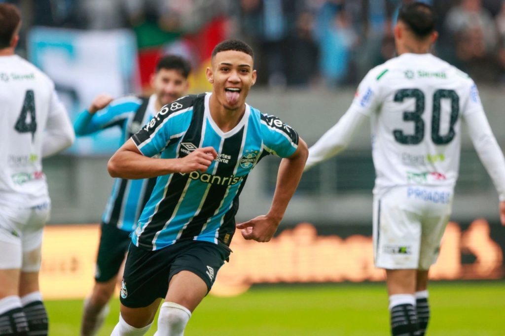 Gustavo Nunes comemora gol do Grêmio na vitória sobre o Operário-PR no Estádio Centenário