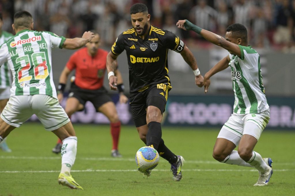 Centroavante Hulk carregando a bola no jogo entre Atlético-MG e Juventude