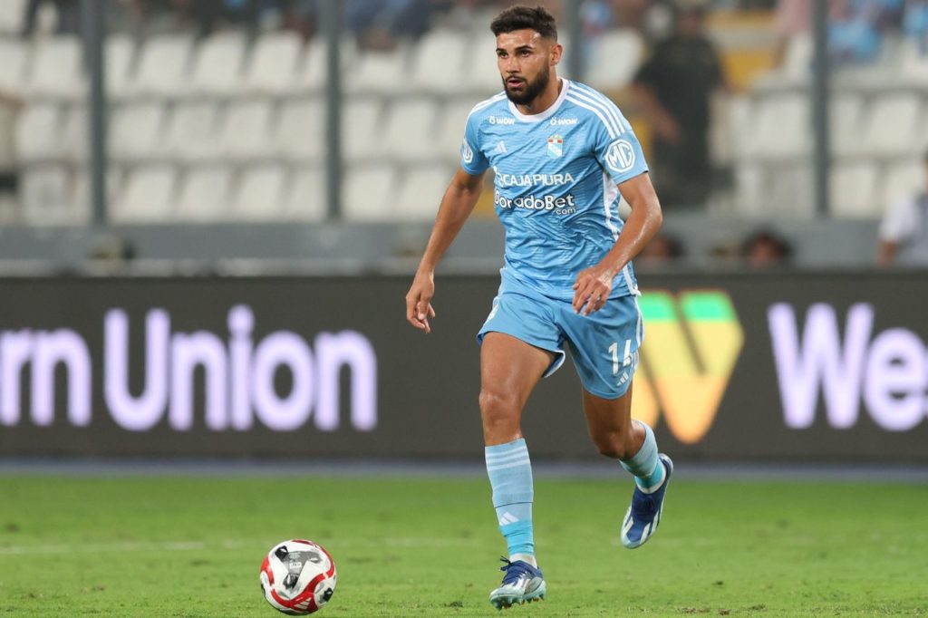 Zagueiro Ignácio jogando pelo Sporting Cristal, do Peru