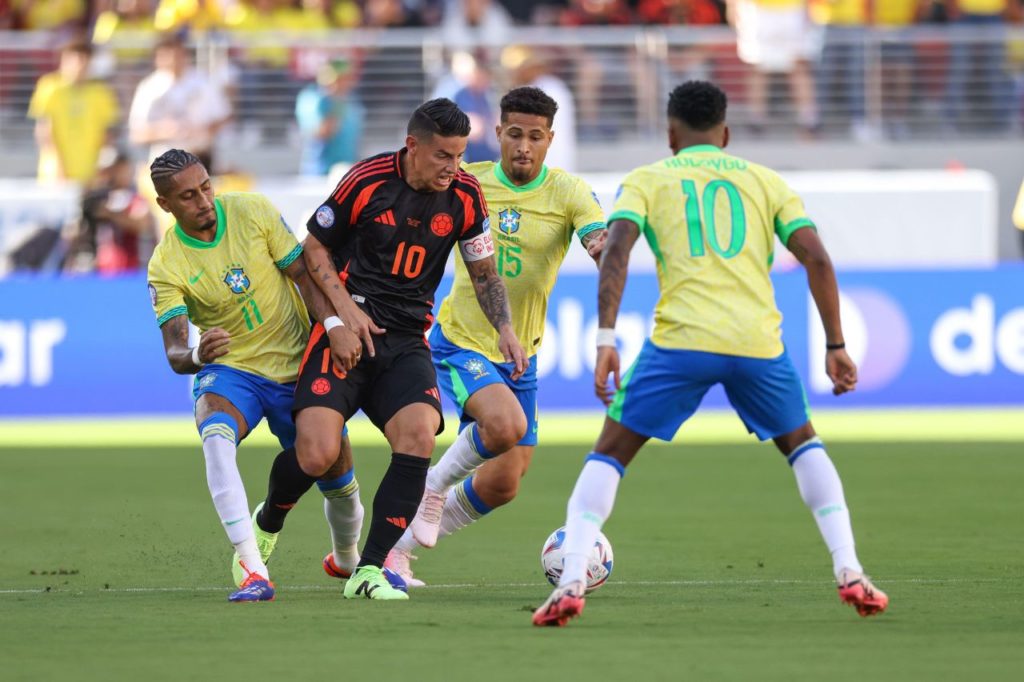 O meia James Rodríguez sendo marcado por jogadores do Brasil na Copa América