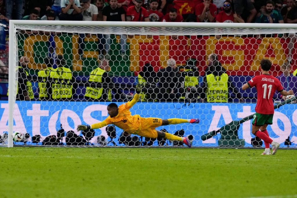 João Félix batendo pênalti na trave na disputa entre Portugal e França na Euro 2024