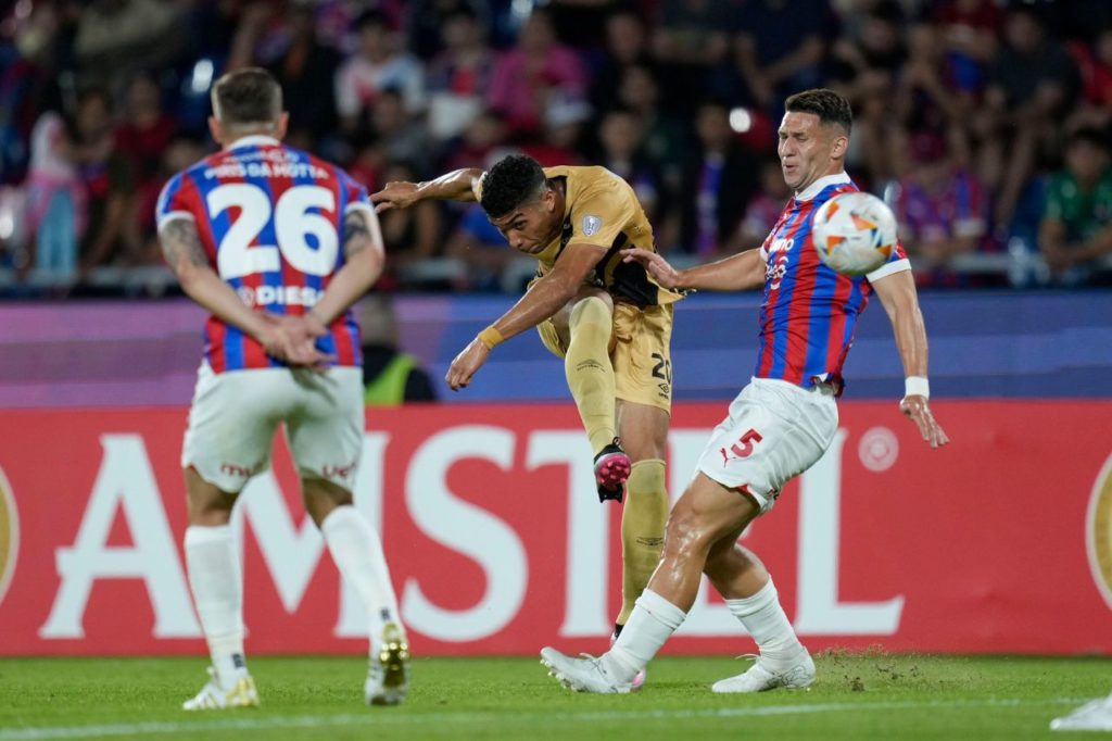 Atacante Julimar em jogo do Athletico-PR na Copa Sul-Americana