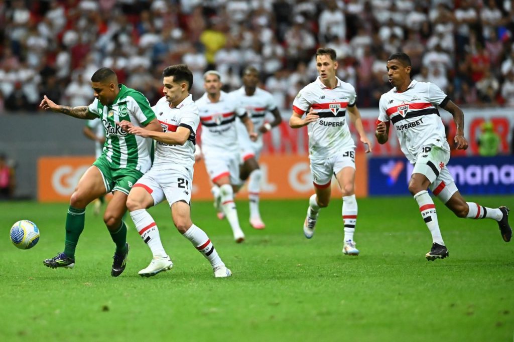 Erick Farias carregando a bola e sendo marcado por Bobadilla no jogo entre Juventude e São Paulo