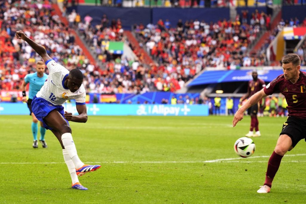 Kolo Muani bate e conta com desvio de Vertonghen para fazer o gol da vitória da França contra a Bélgica nas oitavas de final da Eurocopa