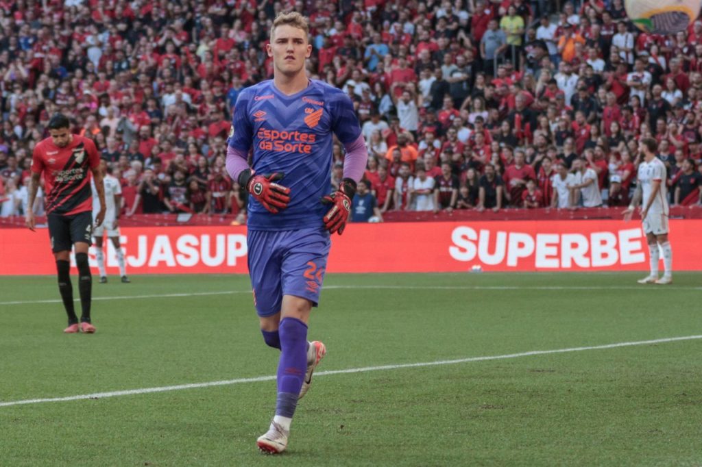 Goleiro Léo Linck em jogo do Athletico-PR