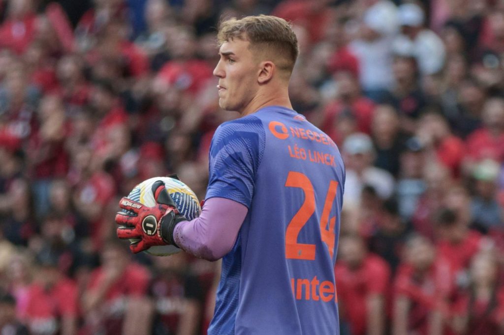 Goleiro Léo Linck em ação pelo Athletico-PR na Arena da Baixada