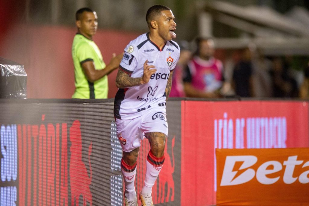 Lucas Esteves comemora gol do Vitória no jogo contra o Criciúma no Barradão