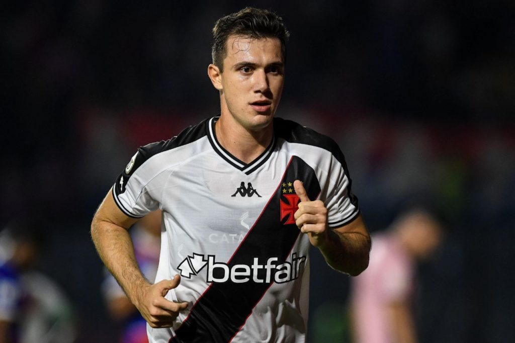 Lateral-esquerdo Lucas Piton em jogo do Vasco