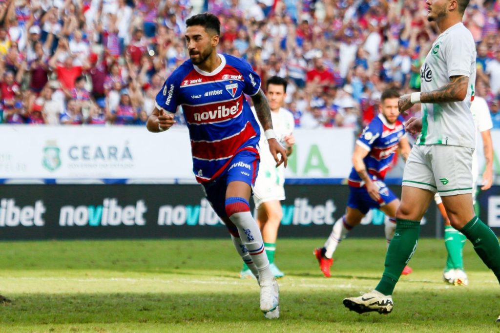 Atacante argentino Juan Martín Lucero comemora gol pelo Fortaleza na Arena Castelão