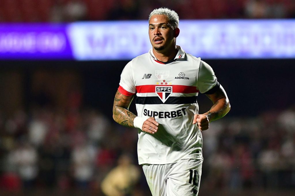 Atacante Luciano em ação pelo São Paulo no Brasileirão