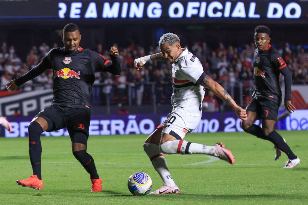 Atacante Luciano em ação pelo São Paulo no jogo contra o Bragantino no Morumbi