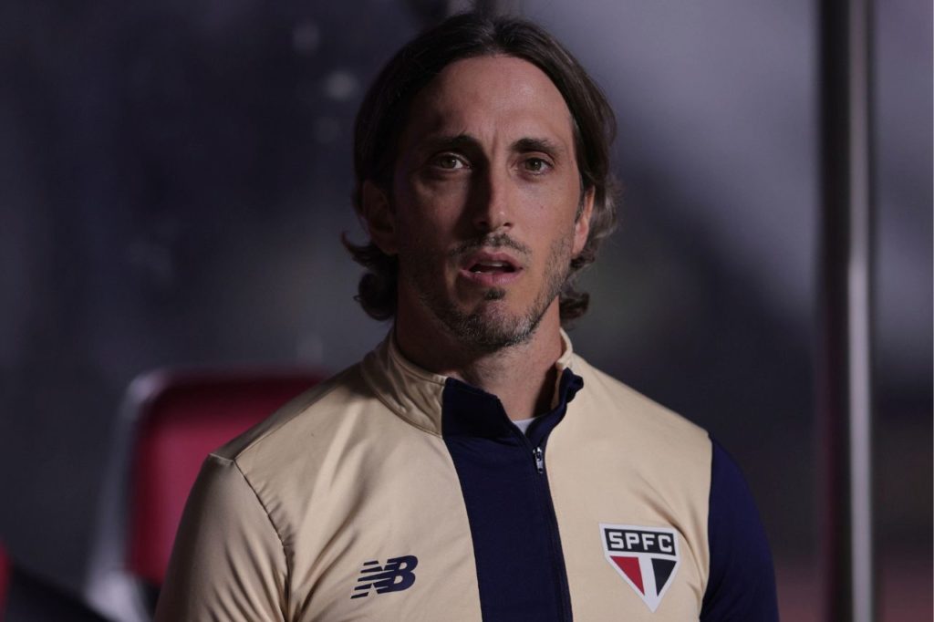 Técnico Luis Zubeldía comanda o São Paulo em jogo do Brasileirão