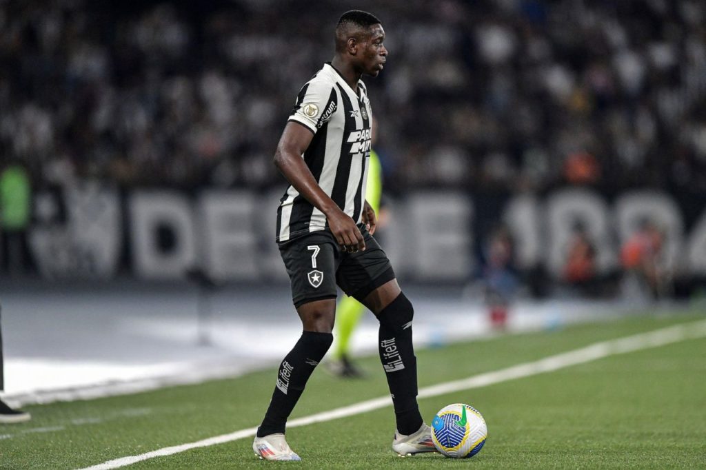 Atacante Luiz Henrique em jogo do Botafogo no Nilton Santos