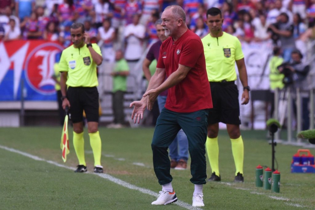 Técnico Mano Menezes no comando do Fluminense em jogo do Brasileiro