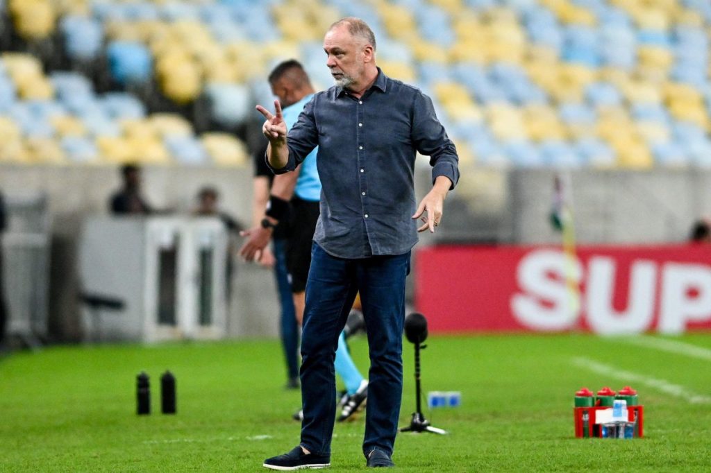 Técnico Mano Menezes no comando do Fluminense no Brasileirão