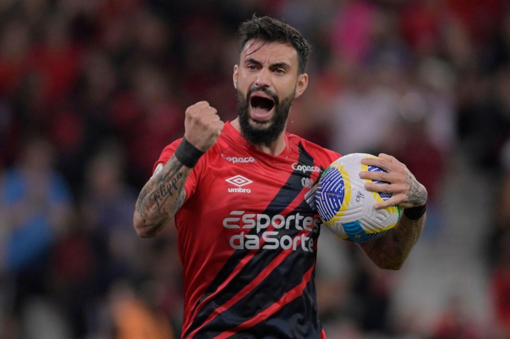 Gonzalo Mastriani comemorando gol pelo Athletico-PR no Brasileirão