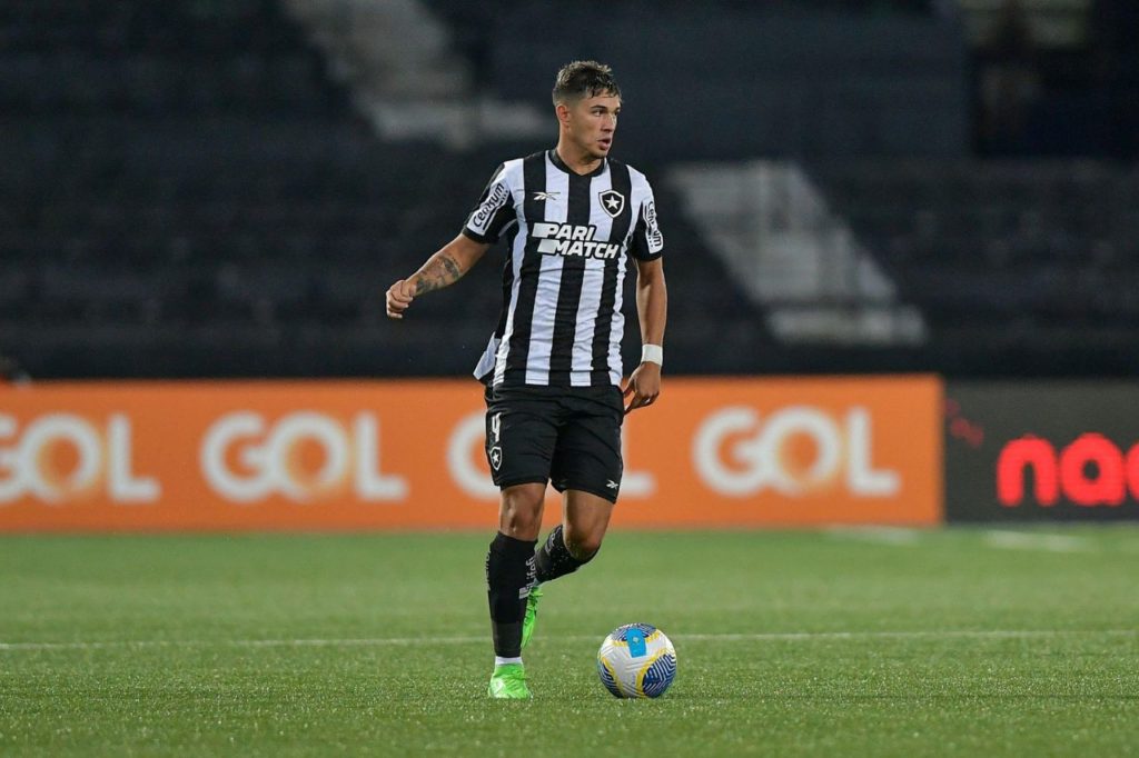 Lateral-direito Mateo Ponte em jogo do Botafogo no Brasileiro