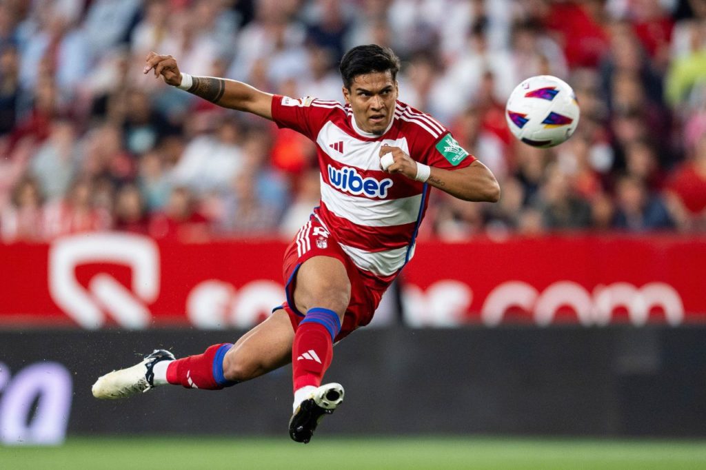 Atacante Matías Arezo em jogo do Granada no Campeonato Espanhol