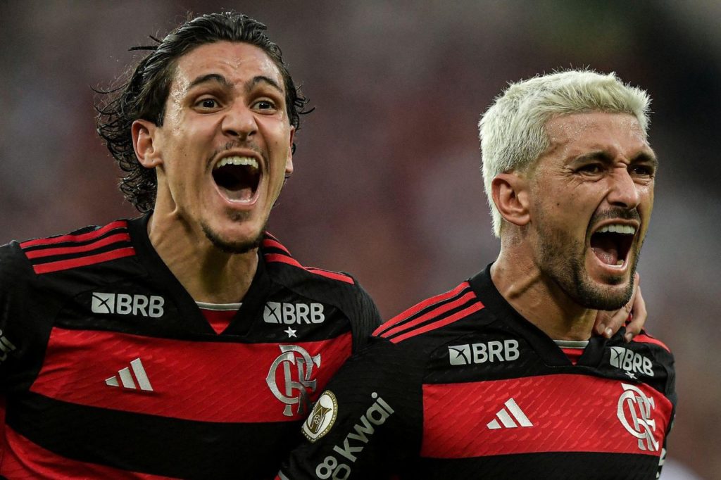 Pedro e Arrascaeta comemoram gol do Flamengo na vitória sobre o Atlético-GO pelo Brasileirão