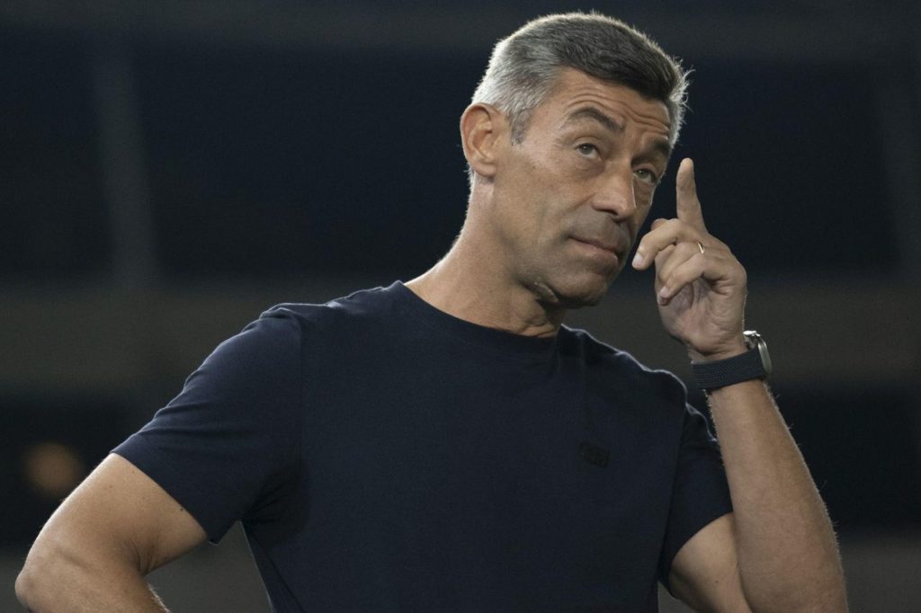 Técnico Pedro Caixinha no comando do Bragantino em jogo da Sul-Americana