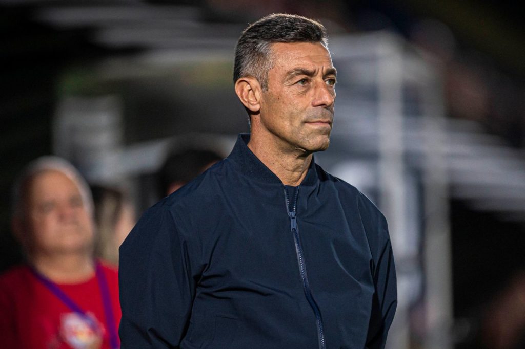 Técnico Pedro Caixinha no comando do Bragantino no Brasileiro