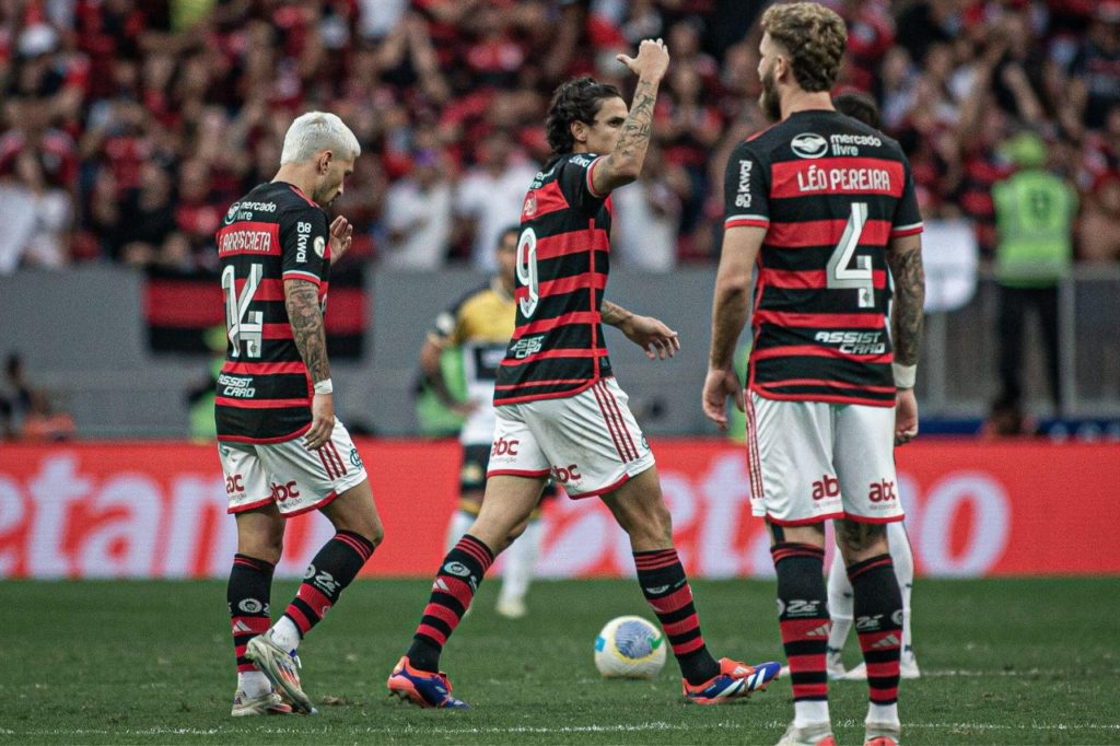 Centroavante Pedro comemora gol do Flamengo na vitória sobre o Criciúma pelo Brasileirão