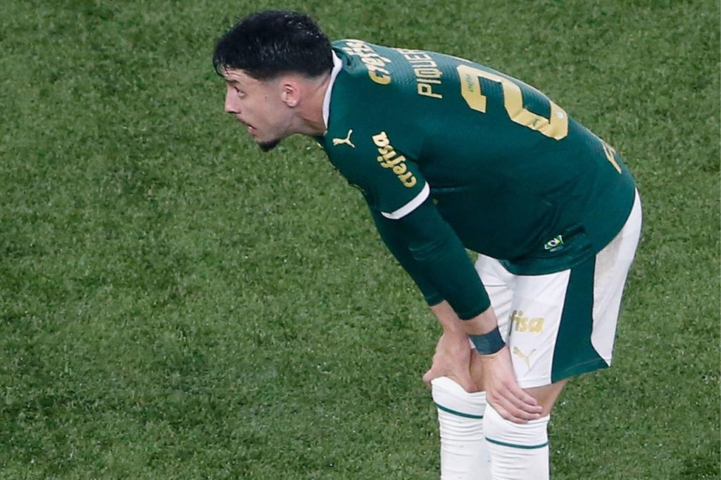 Lateral-esquerdo Piquerez sente dores no joelho em jogo do Palmeiras