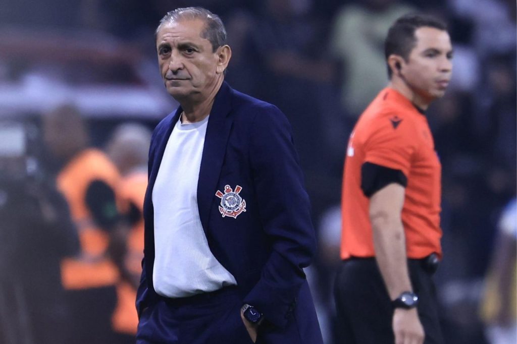 Técnico Ramón Díaz no comando do Corinthians na Neo Química Arena