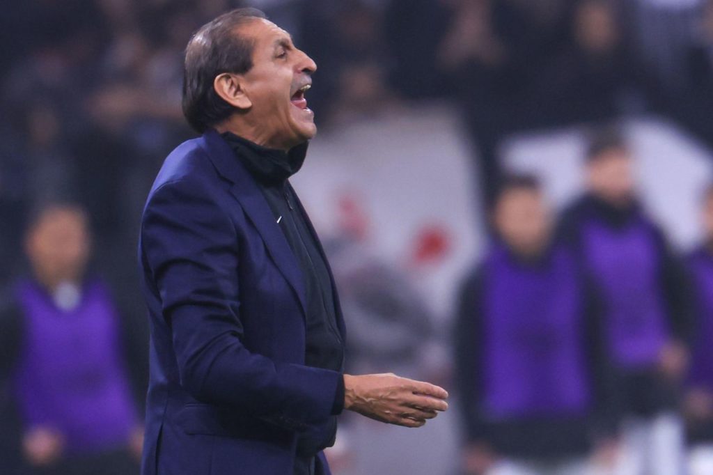 Técnico Ramón Díaz no comando do Corinthians em jogo do Brasileirão