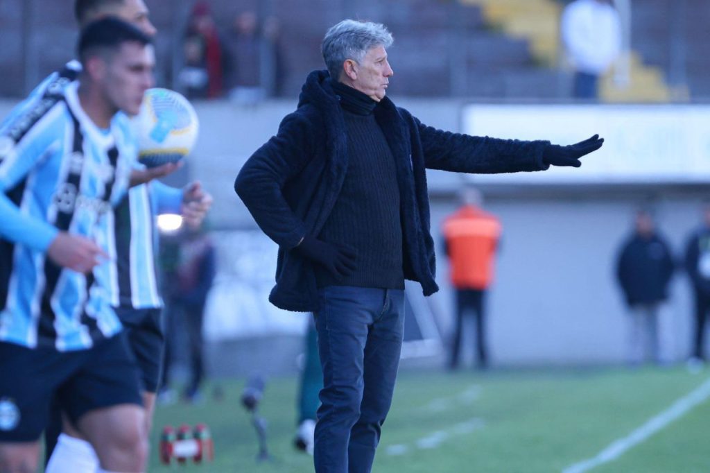 Técnico Renato Portaluppi à beira do campo em jogo do Grêmio