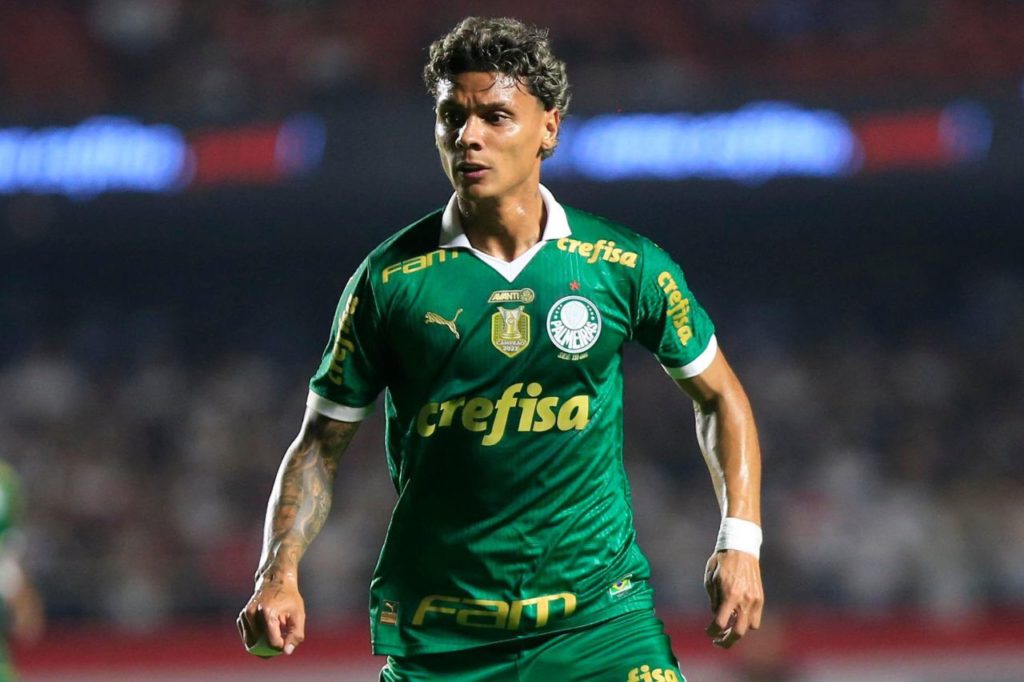 Meio-campista Richard Ríos em jogo do Palmeiras no Brasileirão