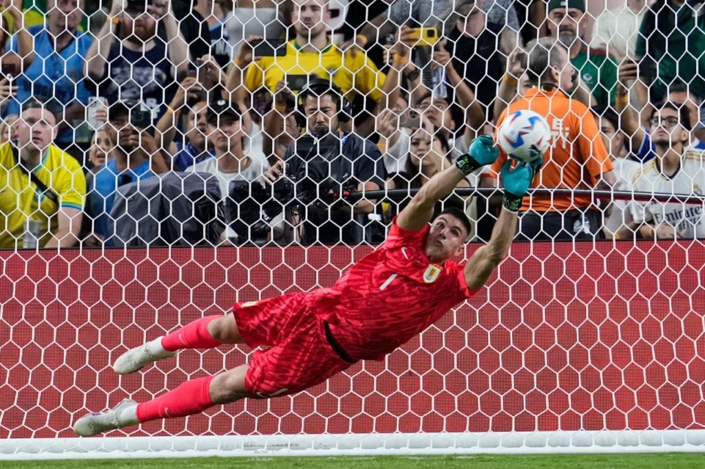 Goleiro Sergio Rochet, do Uruguai, pega pênalti de Militão, do Brasil, nas quartas de final da Copa América