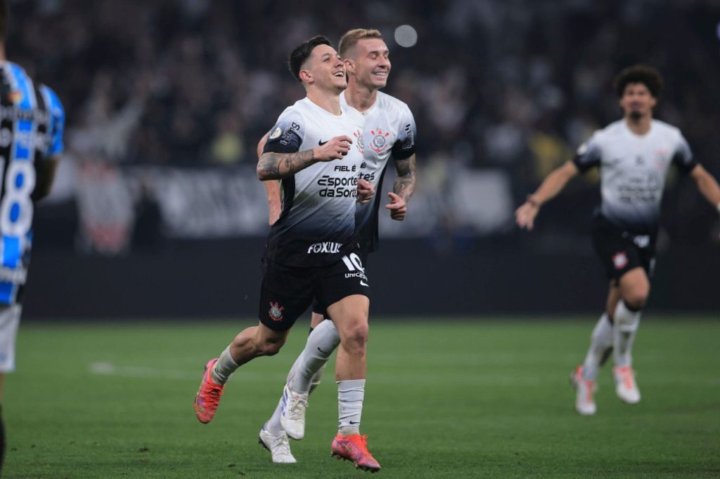 Rodrigo Garro comemora gol do Corinthians em jogo contra o Grêmio pelo Brasileirão