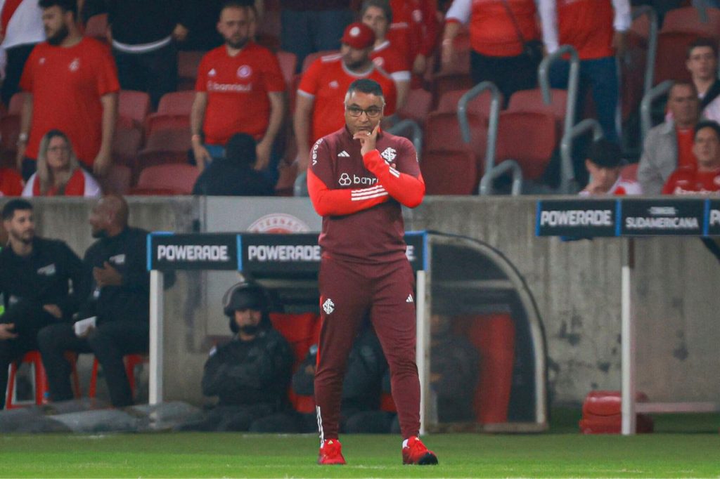 O técnico Roger Machado em jogo do Inter no Beira-Rio