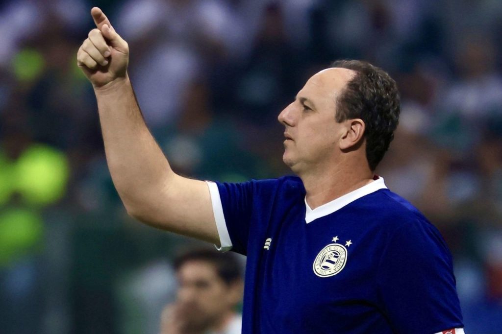 Técnico Rogério Ceni no comando do Bahia em partida do Brasileiro