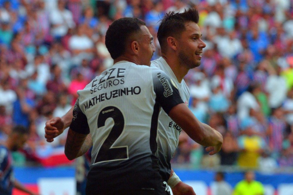 Atacante Romero comemora gol do Corinthians na vitória sobre o Bahia na Fonte Nova