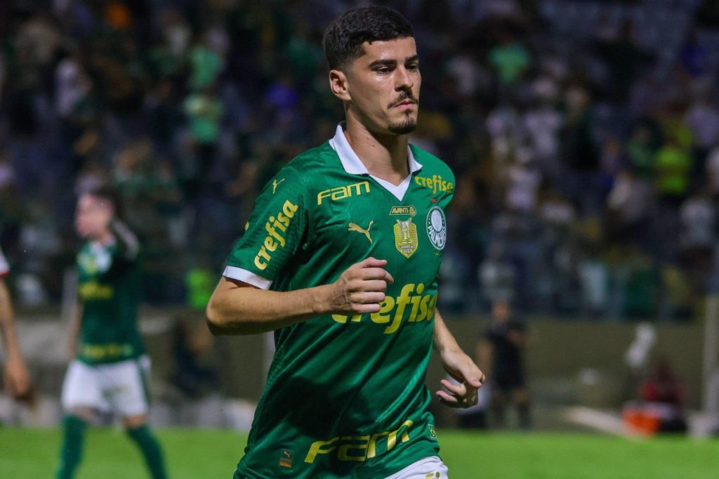 Meia Rômulo em jogo do Palmeiras no Brasileiro