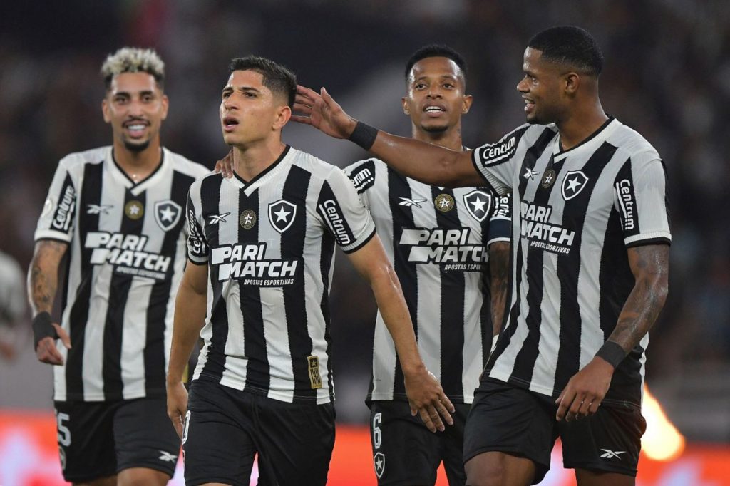 Savarino comemora gol do Botafogo na vitória em cima do Atlético-MG no Nilton Santos