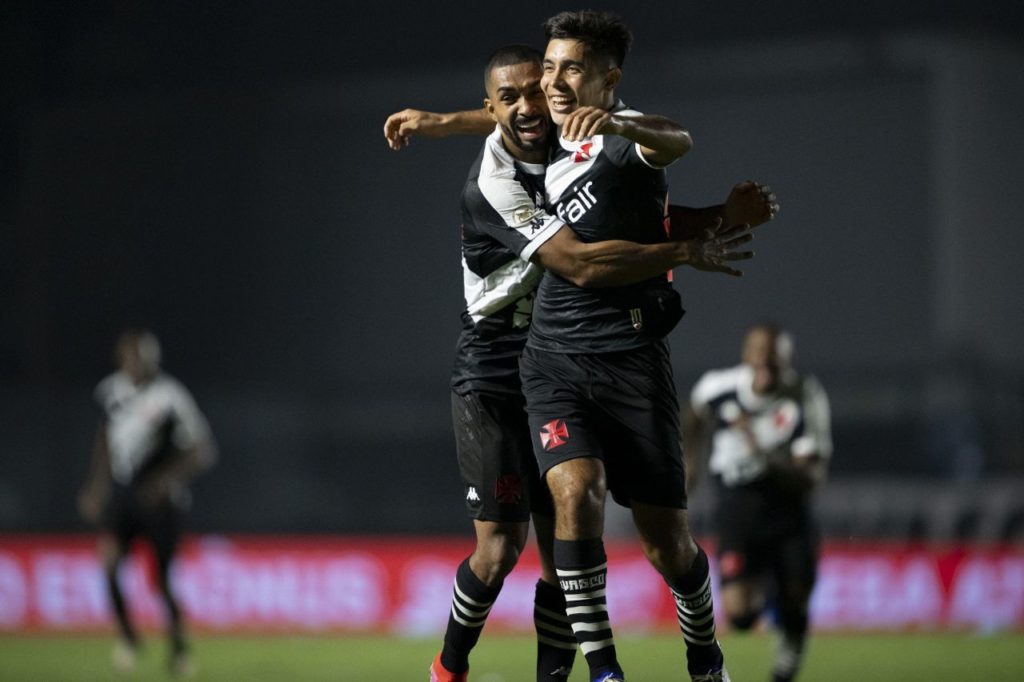 Sforza comemora gol do Vasco na vitória sobre o Corinthians