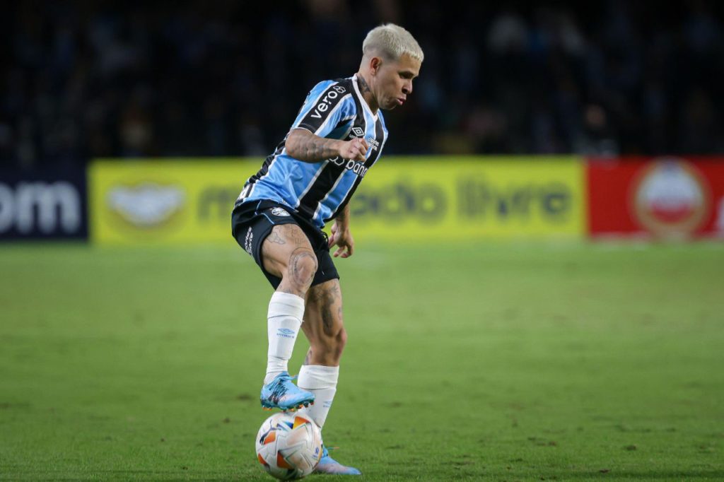 Atacante Soteldo em ação pelo Grêmio