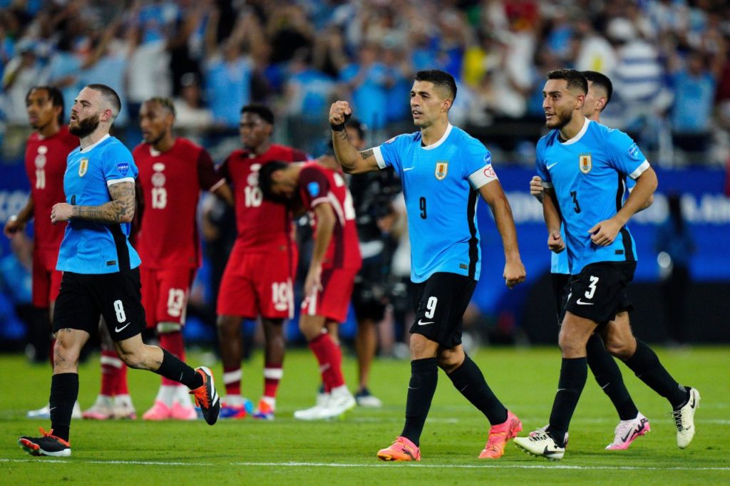 Suárez comemora com os jogadores do Uruguai a vitória nos pênaltis sobre o Canadá na Copa América