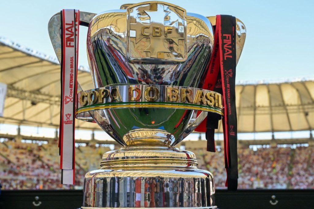 Taça da Copa do Brasil no gramado do Maracanã