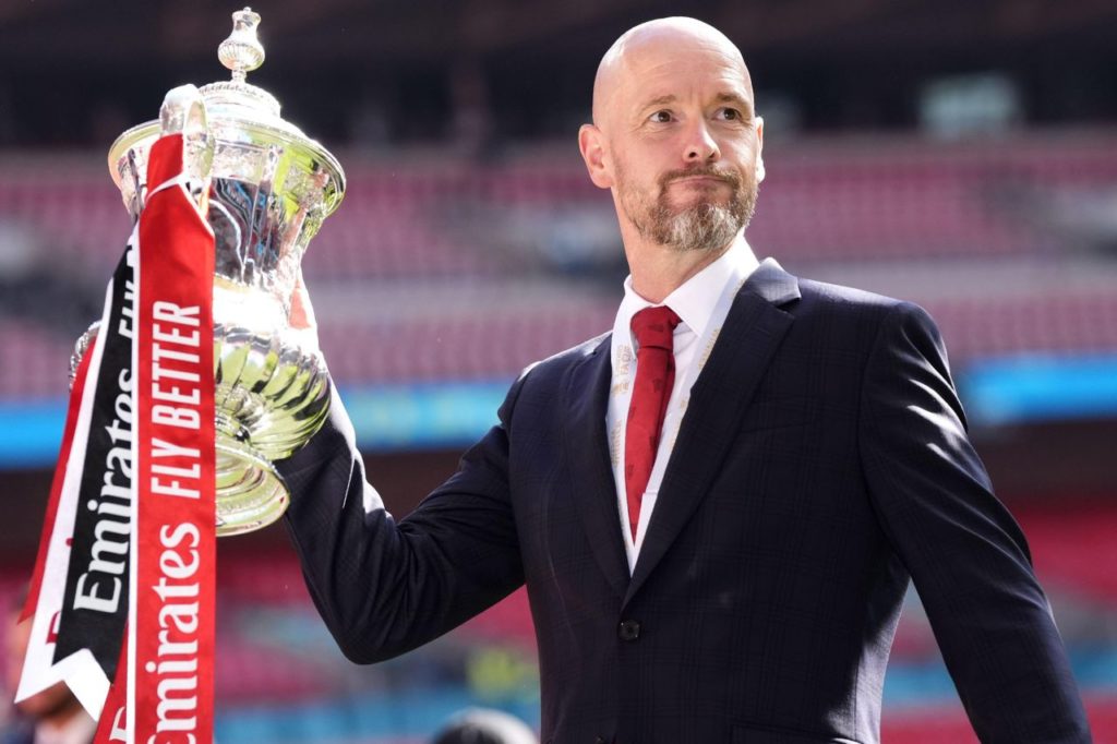 O técnico Erik ten Hag, do Manchester United, com troféu da Copa da Inglaterra